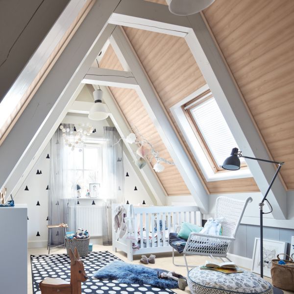 Chambre d'enfant lumineuse avec un lit, un fauteuil, des décorations modernes et des fenêtres.