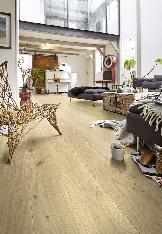 Espace de vie moderne avec des meubles variés, un sol en bois clair et une décoration chaleureuse.