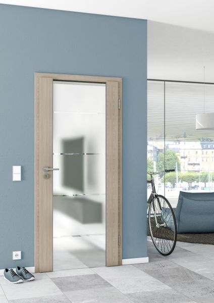 Porte en verre avec cadre en bois, ouverte vers un espace moderne et lumineux, vélo à côté.