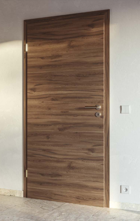 Porte en bois, fermée, avec poignée et serrure, dans un intérieur minimaliste et lumineux.