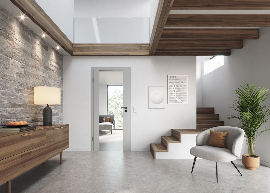 Espace intérieur moderne avec un canapé, une lampe, des escaliers et des œuvres d'art décoratives.