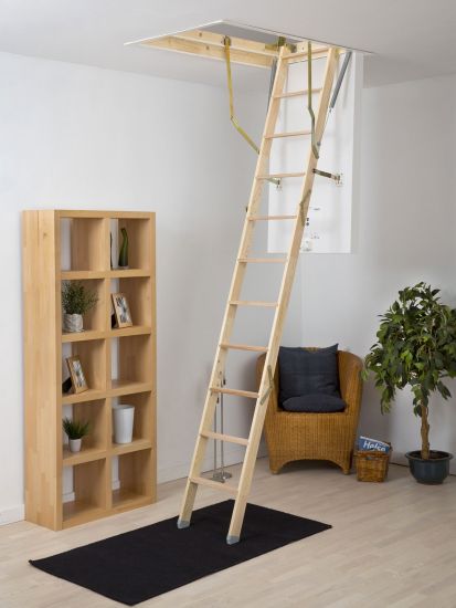 Échelle en bois dépliable, permettant d'accéder à un espace supérieur dans une pièce.