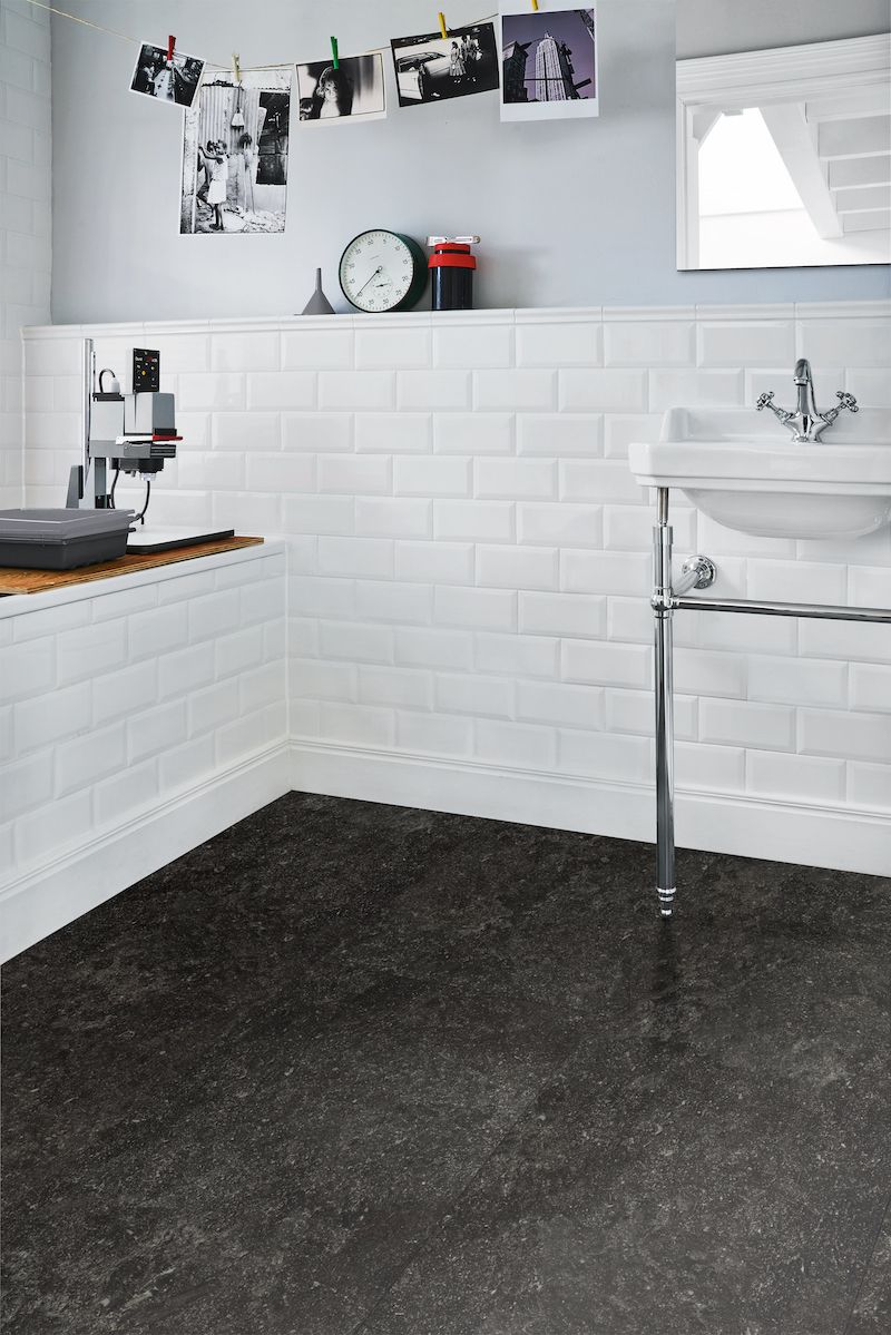 Espace intérieur moderne avec un lavabo, un plan de travail et un équipement de laboratoire.