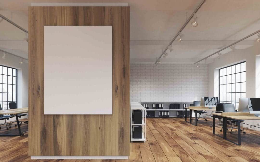 Espace de bureau moderne avec un mur en bois, un tableau blanc vide et des bureaux.