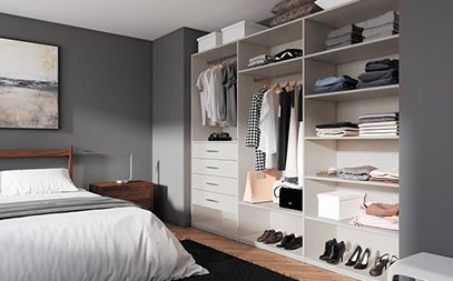 Un placard moderne organise des vêtements et accessoires dans une chambre à coucher élégante.