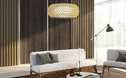 Mobilier moderne et fonctionnel, rangement intégré avec vêtements, plantes et accessoires dans un intérieur lumineux.